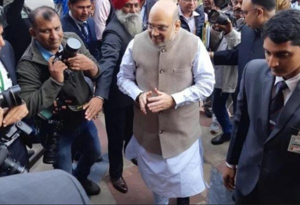 संसद पहुंचे अमित शाह, नागरिकता विधेयक पर विपक्ष का प्रदर्शन