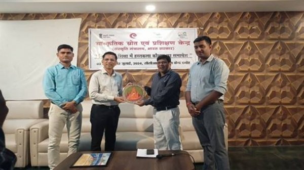 सांस्कृतिक स्रोत एवं प्रशिक्षण केंद्र क्षेत्रीय केंद्र दमोह द्वारा आयोजित दस दिवसीय राष्ट्रीय कार्यशाला में कलेक्टर सुधीर कुमार कोचर शामिल हुए
