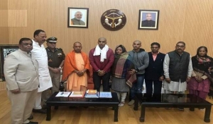 योगी का शहीद इंस्पेक्टर के परिवार वालों को आश्वासन, मिलेगा पूरा न्याय