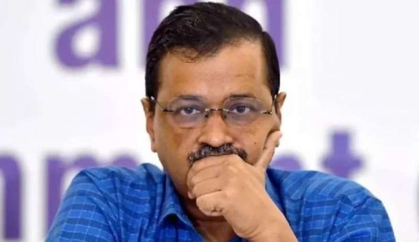चुनाव आयोग ने केजरीवाल को यमुना के पानी में जहर वाले बयान पर  थमाया नोटिस