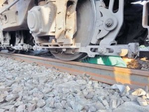 भांजी से गले मिलीं दो मौसियां फिर तीनों पटरी पर लेट गईं