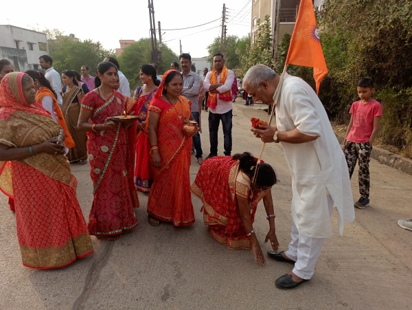 शोभायात्रा में उमड़ा आस्था का जनसैलाब