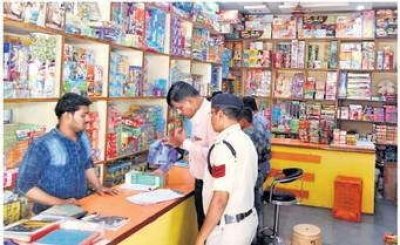 पुलिस ने दी पटाखा दुकानों में दबिश साढ़े आठ लाख रुपए के पटाखे जब्त