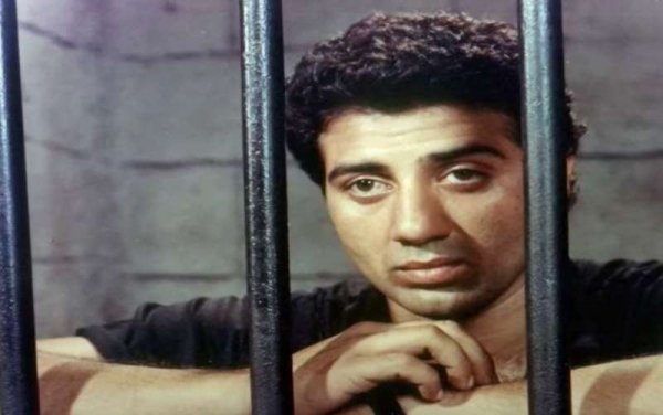 सनी देओल की 40 साल पुरानी फिल्म में 1000 लोगों को 2000 बनाने का रहस्य