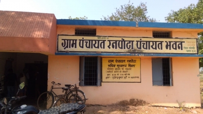 बारिश में भी बूंद-बूंद पानी को तरह रहे ग्रामीण