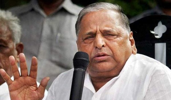 परिवार के झगड़े ने मुलायम सिंह यादव को तोड़ कर रख दिया है