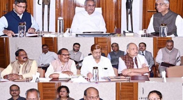 मुख्यमंत्री भूपेश बघेल की अध्यक्षता में आज यहां उनके निवास में केबिनेट की बैठक आयोजित की गई