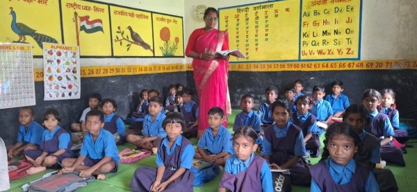 युक्तियुक्तकरण से शिक्षिका की पदस्थापना से बच्चे उत्साहित