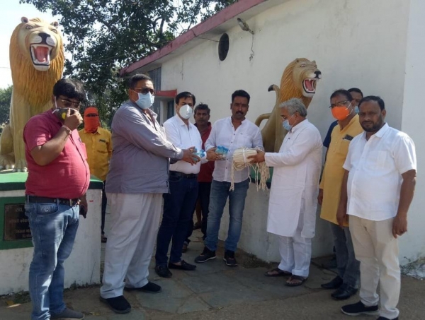विधायक, महापौर ने पार्षदों को दिये मास्क और सेनिटाईजर