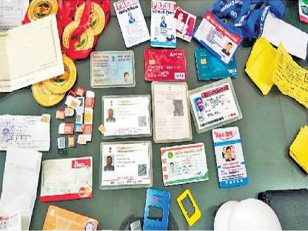 पुलिस अधिकारी बनकर महिलाओं को फांसता, फिर करता दैहिक शोषण, नौकरी दिलाने के नाम पर भी लाखों ठगे