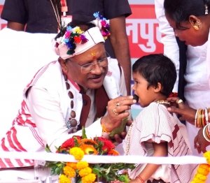 मुख्यमंत्री श्री विष्णुदेव साय का आत्मीय और वात्सल्यपूर्ण व्यवहार : नन्ही बच्ची भूमिका बघेल को दुलारते हुए खिलाया महुआ लड्डू