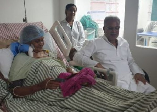 सीएम भूपेश की मां बिंदेश्वरी बघेल की हालत नाजुक विशेष टीम कर रही इलाज, देखने पहुंचे कई मंत्री