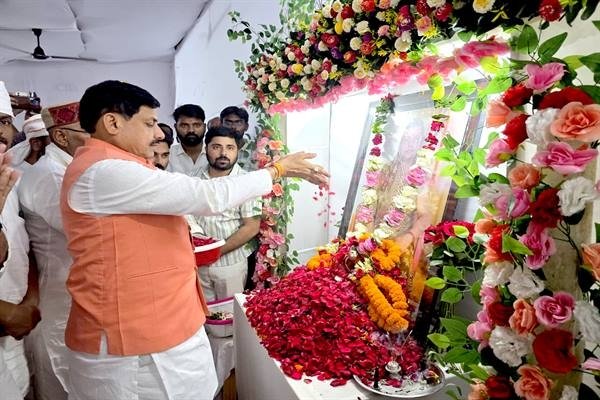 मुख्यमंत्री डॉ. यादव ने देवसर पहुंचकर श्रीमती पाठक के निधन पर श्रद्धांजलि अर्पित की