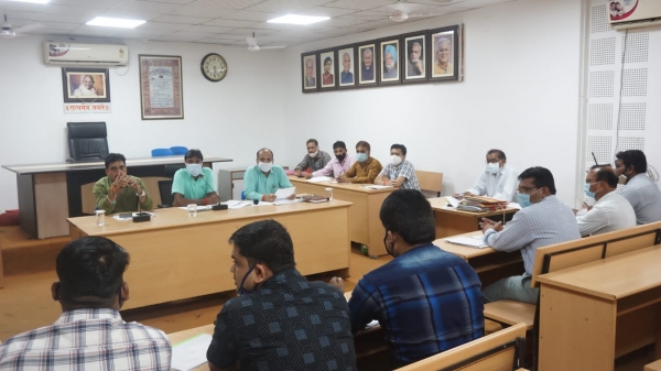काउंटर पर बैठकर टैक्स वसूली से नहीं चलेगा काम, घर-घर संपर्क कर करें शत प्रतिशत वसूली, शिविर भी करे आयोजित- आयुक्त