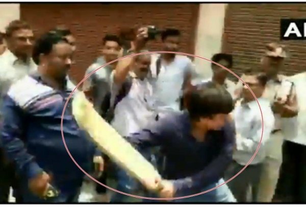 अमित शाह जी अपने प्रिय मित्र विजयवर्गीय के बेटे का कोई नुकसान होने नहीं देंगे: दिग्विजय सिंह