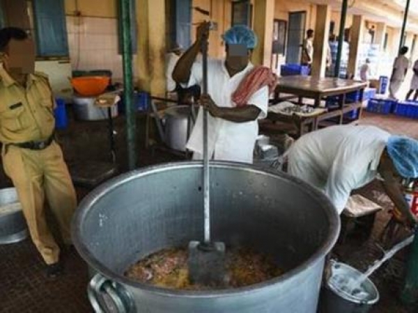 यहां शनि के प्रकोप से बचने के लिए मंत्री और अफसर खा रहे जेल की रोटी