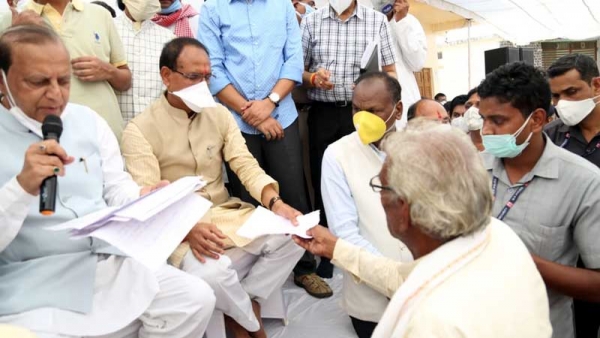 ग्राम जैत में ग्रामीणों से रूबरू हुए मुख्यमंत्री चौहान