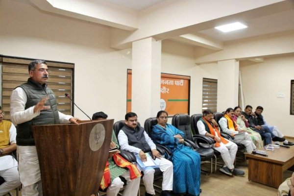 सांसद विष्णुदत्त शर्मा, प्रदेश शासन के मंत्री विजयवर्गीय एवं प्रदेश संगठन महामंत्री हितानंद ने इंदौर में सांसद, विधायक, जनप्रतिनिधि, जिला अध्यक्ष एवं कार्यकर्ता बैठक को संबोधित किया