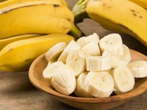 पाइल्स की प्रॉब्लम दूर करने में मदद करता है केला