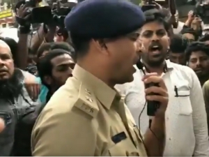 बेंगलुरु DCP ने प्रदर्शनकारियों के साथ गाया राष्ट्रगान