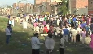 अमृतसर ट्रेन हादसा: दुर्घटनास्थल पर लोगों ने किया प्रदर्शन