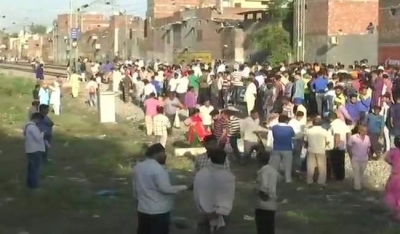 अमृतसर ट्रेन हादसा: दुर्घटनास्थल पर लोगों ने किया प्रदर्शन