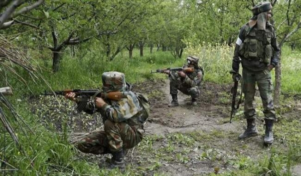 कश्मीर के पुलवामा में CRPF कैंप पर आतंकी हमला, एक जवान शहीद दो घायल