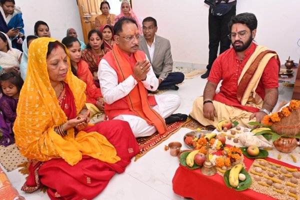 शपथग्रहण से पूर्व मुख्यमंत्री ने परिजनों के साथ की अपने घर में पूजा