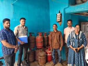 अवैध रूप से भंडारित 20 गैस सिलेण्डर जब्त
