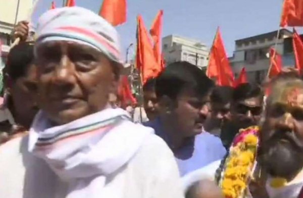 दिग्विजय सिंह के सर्मथन में रोड शो कर रहे साधु-संतों के सामने लगे मोदी-मोदी के नारे