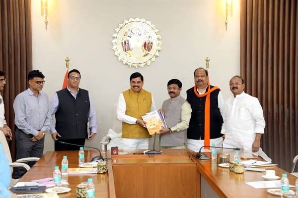 मुख्यमंत्री डॉ. यादव से उत्तरप्रदेश सरकार के मंत्री श्री गुप्ता ने की सौजन्य भेंट