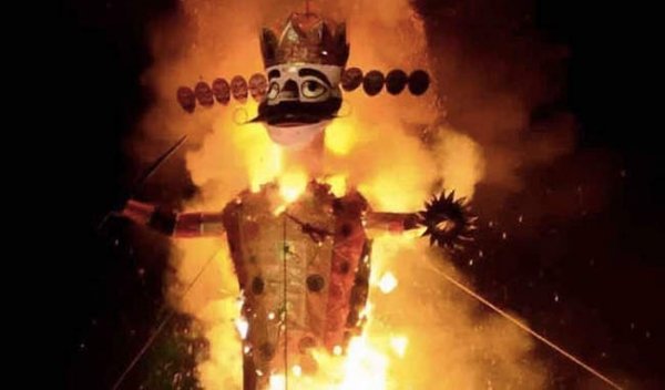 पुतले पर पुतले फूँके जा रहे हैं लेकिन रावण कम होने का नाम ही नहीं ले रहे