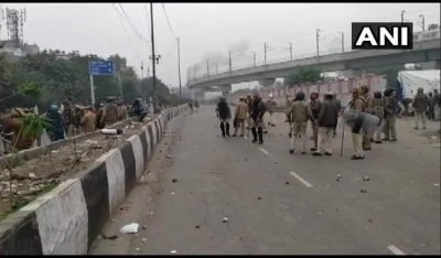 CAA के खिलाफ प्रदर्शन जारी, सीलमपुर इलाके में पुलिस और प्रदर्शनकारियों के बीच झड़प