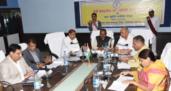 धान खरीदी शासन की महत्वपूर्ण प्राथमिकता - कृषि मंत्री :  सेंदरी धान खरीदी केन्द्र में किसानों से हुए रूबरू