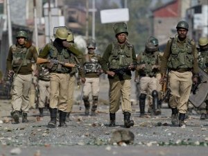 जम्मू-कश्मीर / सुरक्षा बलों से मुठभेड़ में दो आतंकी ढेर, एक जवान शहीद