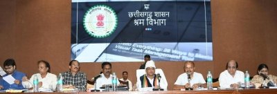 श्रम मंत्री डाॅ. शिव कुमार डहरिया ने आज यहां सिविल लाईन स्थित आडिटोरियम में विभागीय काम-काज की समीक्षा की..