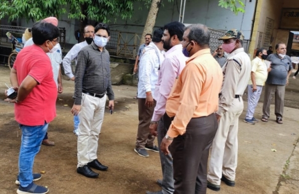 इंद्रिरा मार्केट व्यवस्थिकरण में व्यापारियों का सहयोग मांगने हेतु व्यपारी संघ के प्रतिनिधियों के साथ मार्केट क्षेत्र का आयुक्त ने किए विजिट