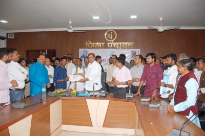 दीपावली पर बड़ी सौगात : कबीरधाम जिले से 57 बैगा युवक-युवती बने शाला संगवारी