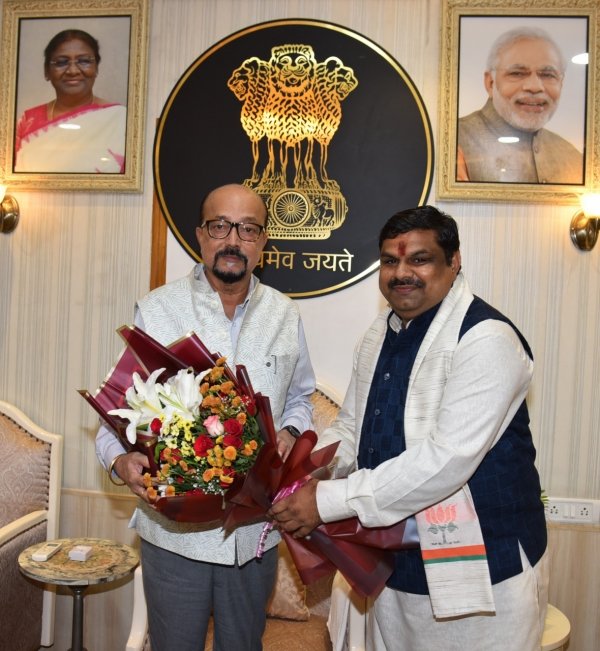 राज्यपाल डेका से स्कूल शिक्षा मंत्री यादव ने की सौजन्य भेंट