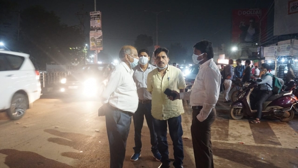 रात्रि कालीन विजिट में निकले आयुक्त ने देखी प्रकाश व्यवस्था, बंद लाइट को शीघ्र चालू करवाने के दिए निर्देश