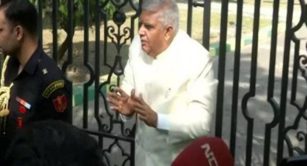 विधानसभा पहुंचे राज्यपाल धनखड़, मुख्य द्वार का नहीं खोला गया ताला