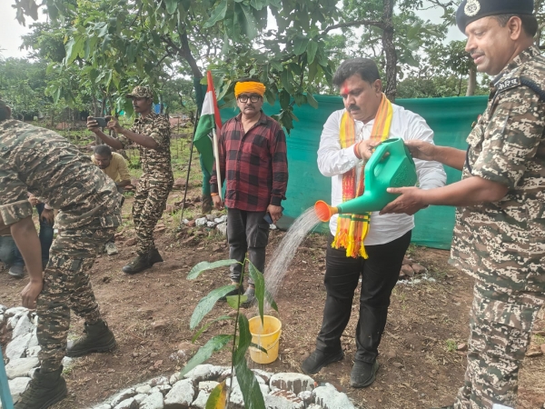 कर्रेगुट्टा पर पहुंची बस्तर तिरंगा यात्रा, उप मुख्यमंत्री  विजय शर्मा ने फहराया तिरंगा
