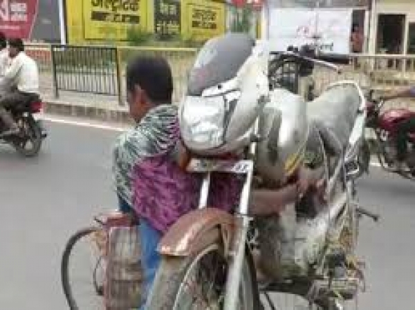 दमोह : चुनाव ड्यूटी देकर लौट रहे पुलिस कर्मियों की बस पलटी