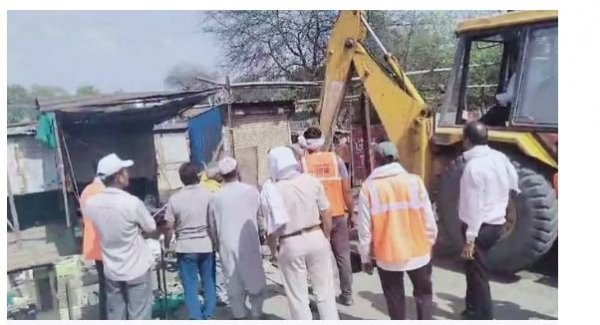 आपराधिक गतिविधियों में लिप्त बदमाश के घर पर चला बुलडोजर, आरोपियों का निकाला जुलूस