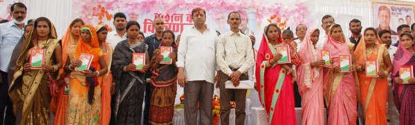 मंत्री  मोहम्मद अकबर ग्राम पंचायत नेवारी, सुखाताल और रवेली में 1059 हितग्राहियों को नवीन राशन कार्ड वितरण किया