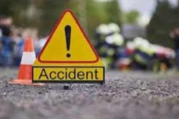 अनियंत्रित कार तालाब में गिरी, दम घुटने से ड्राइवर सहित एक ही परिवार के 8 लोगों की मौत