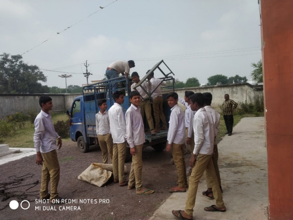 बिरगहनी स्कूल में बच्चों से कराया बेंच व कुर्सी की ढुलाई