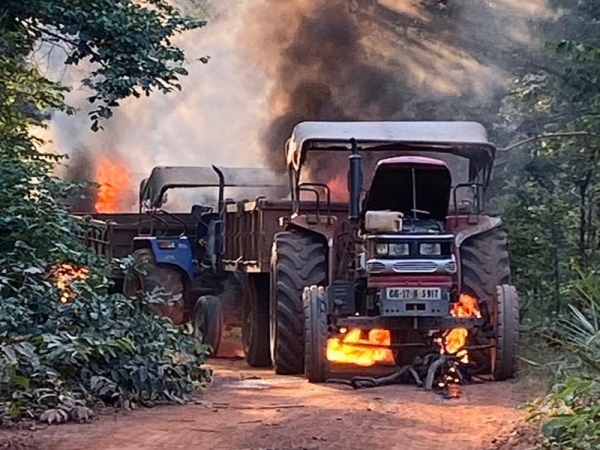 नक्सलियों ने 3 ट्रैक्टर जलाए, 400 स्कूली बच्चों के सामने अब भोजन का संकट