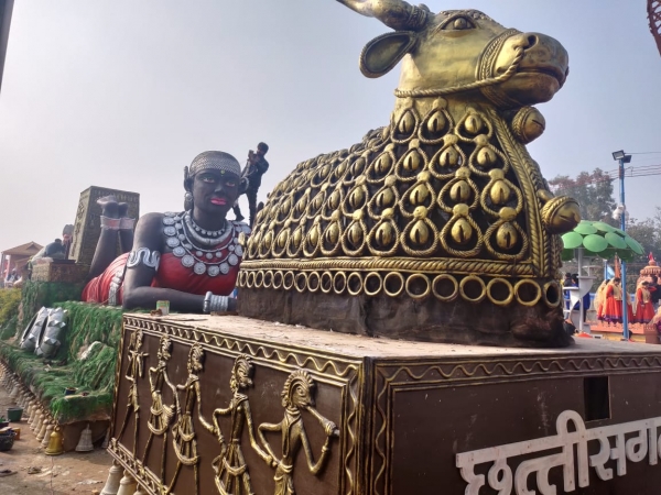 छत्तीसगढ़ की शिल्पकला और आभूषण पर आधारित झांकी का  राष्ट्रीय मीडिया के सामने प्रदर्शन