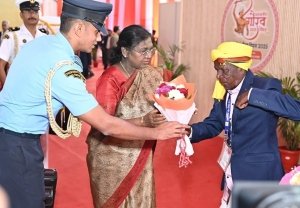 पण्डो जनजाति के बसन्त पण्डो से मिलकर जाना कुशलक्षेम, शॉल भेंट कर किया सम्मान